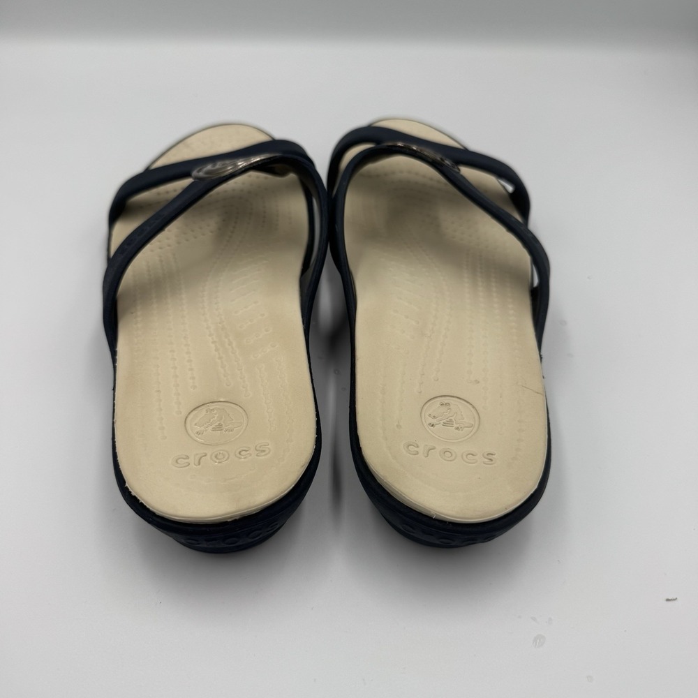 CROCS Sanrah Blue Cream Medallion Ring Wedge Slides Sandals Size 8 - Picture 4 of 6